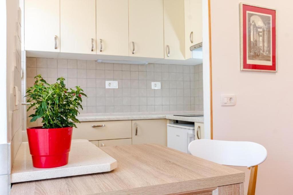 Apartments Yoe Спліт Екстер'єр фото