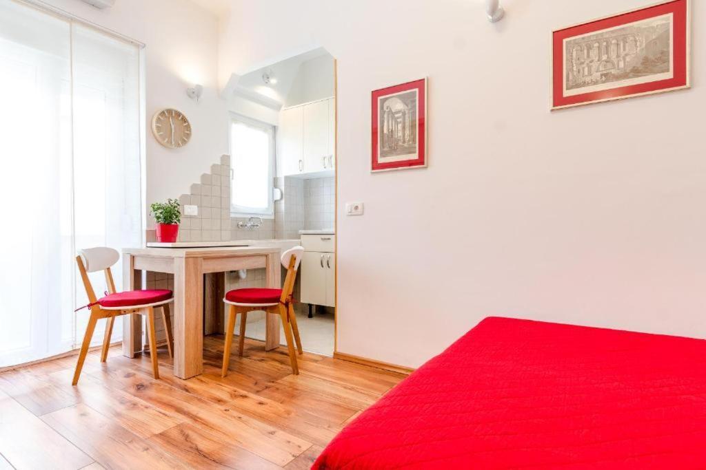 Apartments Yoe Спліт Екстер'єр фото